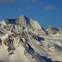  En couleur, à droite de la Grande Casse: la Petite Face Nord (le haut en glace). Nous irons plus tard !