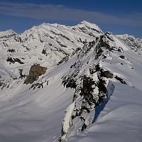  Du haut du verrou de la Grande Combe, le Rocher de la Davie tout proche.