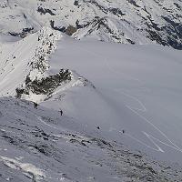  Les 4 montent à pieds puis 3 abandonnent surement parce que c'est trop sec !