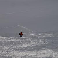  Cyril se lance dans la pente, bonne poudre