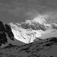  La pointe du Vallonnet, le chalet des Gardes en bas à gauche