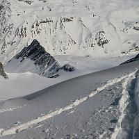  La Roche du Tougne à gauche, l'entrée du glacier à sa base à droite