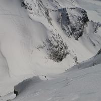  Le glacier Sud de la Glière orienté N.O. tourne ensuite vers le Sud. 4 skieurs vont s'engager dans ce passage.