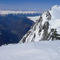  Sur l'épaule du Grand Bec: le sommet au fond et dans la vallée, Bozel