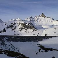  L'aiguille du Dôme et le barrage du lac de la Sassière