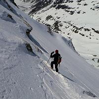  L'entrée sous la barre rocheuse