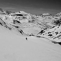  Jérôme descend sur le lac de la Sassière