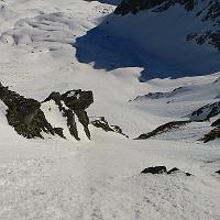  Dans le couloir S.E., ça se corse à 45°. En bas ça tourne à droite...