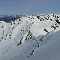  Versant Ouest visible d'Albertville. En arrière plan: à gauche la Tournette, au milieu le Charvin et la chaîne des Aravis qui s'étend sur la droite.