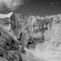  A droite de la pointe des Plates des Chamois, les rochers de Pierre Pointe très esthétiques