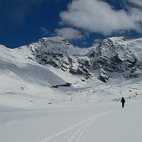  Le col du jour à gauche et le sommet à sa droite