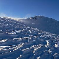  Rochers des Enclaves. Neige travaillée les jours derniers par le vent d'Ouest.