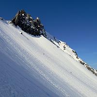 Deux personnes font la descente, ça a l'air tendu.