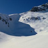  La petite combe à l'ombre, toute vierge. Les traces des 2 autres au soleil.