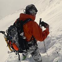  Cyril vient de se rouler dans la neige avant d'attaquer la descente tellement heureux d'en voir autant !
