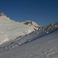 Le col d'Avenaz au premier plan, la pointe Percée au fond