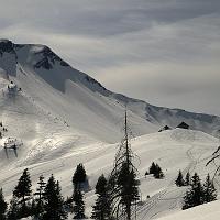  La descente vue d'en bas, les chalets de l'Aulp au dessus
