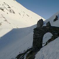  Le col derrière