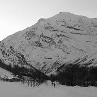  Départ sur les pistes de ski de fond de Bessans, la pointe du Charbonnel (3752 m) en fond