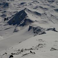  Du point de départ : le col en bas droit devant