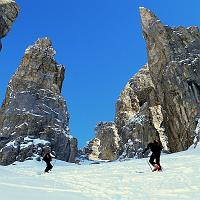  Serpentage entre les tours de granit